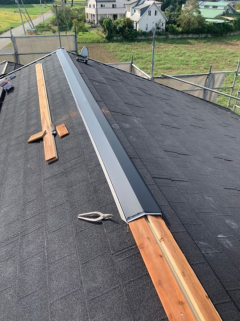 スレート屋根から横暖ルーフを使った屋根カバー工事を行いました！川口市屋根カバー工事　横暖ルーフαｓ　ニチハ　センタールーフ　スレートボロボロ　ガルバリウム鋼板　